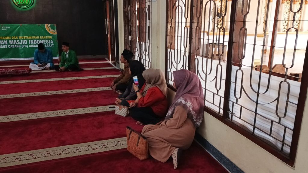 Ikrar Syahadat di Masjid Besar Al-Hidayah: Sdr. Riko Hutagaol Jadi Mualaf Didampingi DMI Cikarang Barat