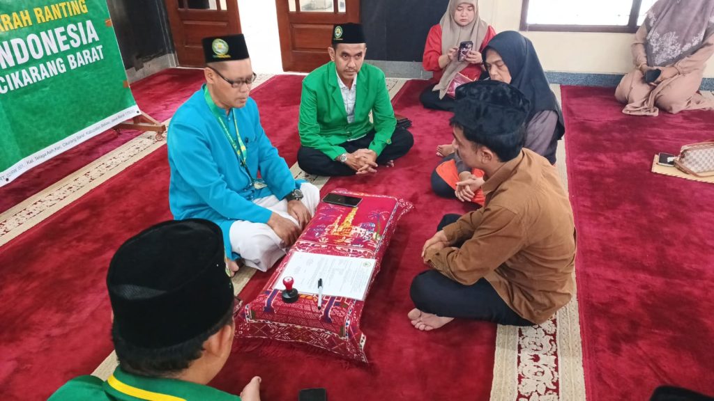 Ikrar Syahadat di Masjid Besar Al-Hidayah: Sdr. Riko Hutagaol Jadi Mualaf Didampingi DMI Cikarang Barat