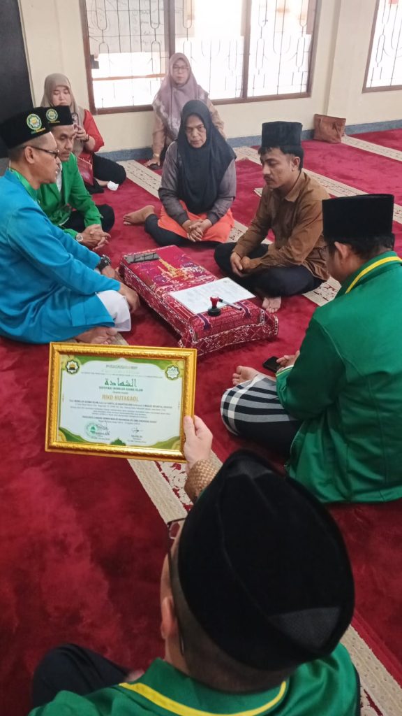 Ikrar Syahadat di Masjid Besar Al-Hidayah: Sdr. Riko Hutagaol Jadi Mualaf Didampingi DMI Cikarang Barat