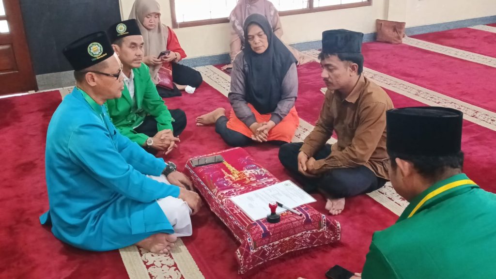 Ikrar Syahadat di Masjid Besar Al-Hidayah: Sdr. Riko Hutagaol Jadi Mualaf Didampingi DMI Cikarang Barat