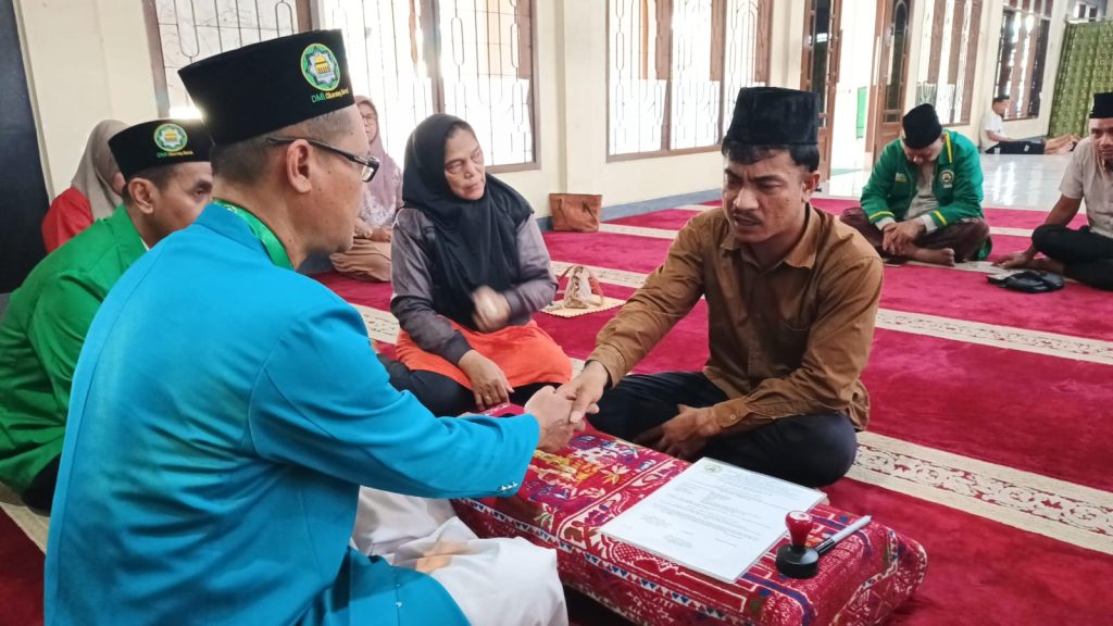 Ikrar Syahadat di Masjid Besar Al-Hidayah: Sdr. Riko Hutagaol Jadi Mualaf Didampingi DMI Cikarang Barat