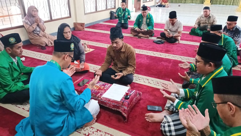 Ikrar Syahadat di Masjid Besar Al-Hidayah: Sdr. Riko Hutagaol Jadi Mualaf Didampingi DMI Cikarang Barat