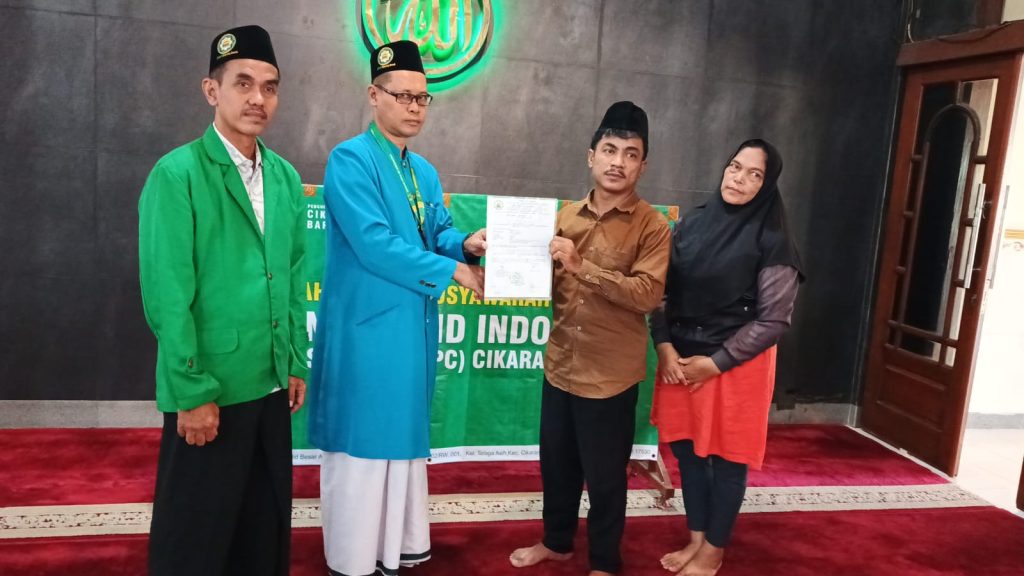 Ikrar Syahadat di Masjid Besar Al-Hidayah: Sdr. Riko Hutagaol Jadi Mualaf Didampingi DMI Cikarang Barat