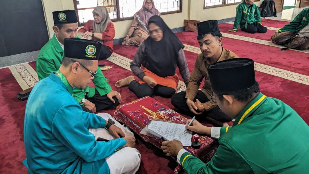 Ikrar Syahadat di Masjid Besar Al-Hidayah: Sdr. Riko Hutagaol Jadi Mualaf Didampingi DMI Cikarang Barat