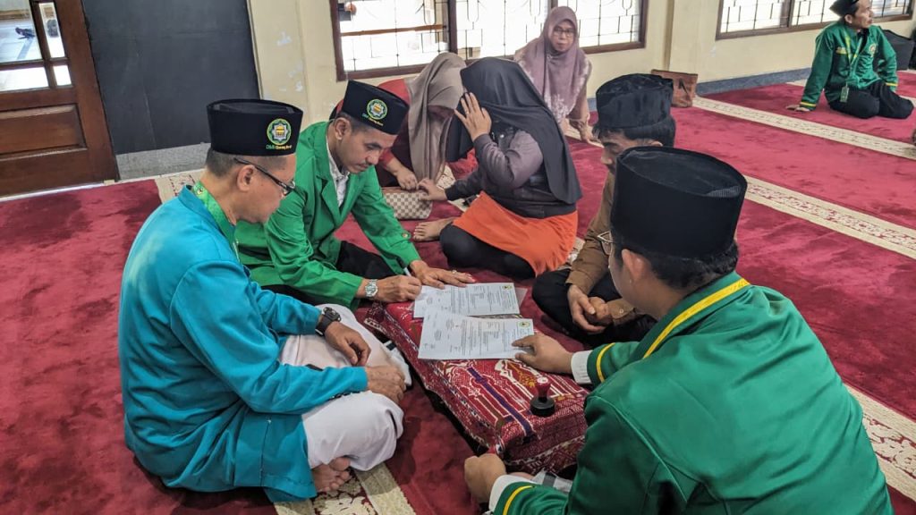 Ikrar Syahadat di Masjid Besar Al-Hidayah: Sdr. Riko Hutagaol Jadi Mualaf Didampingi DMI Cikarang Barat
