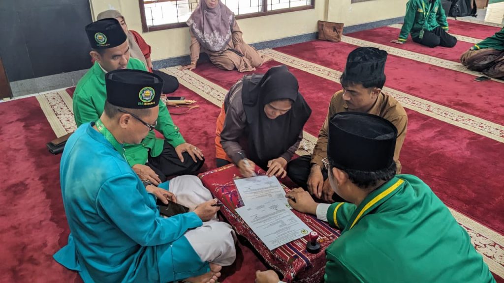 Ikrar Syahadat di Masjid Besar Al-Hidayah: Sdr. Riko Hutagaol Jadi Mualaf Didampingi DMI Cikarang Barat