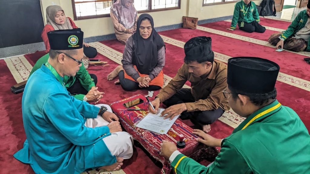 Ikrar Syahadat di Masjid Besar Al-Hidayah: Sdr. Riko Hutagaol Jadi Mualaf Didampingi DMI Cikarang Barat