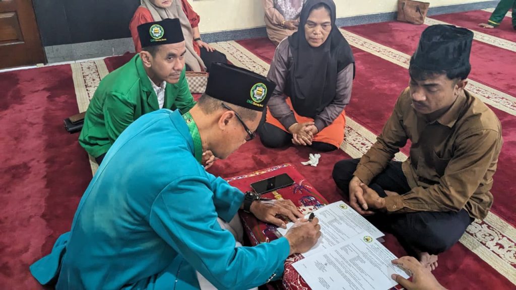 Ikrar Syahadat di Masjid Besar Al-Hidayah: Sdr. Riko Hutagaol Jadi Mualaf Didampingi DMI Cikarang Barat