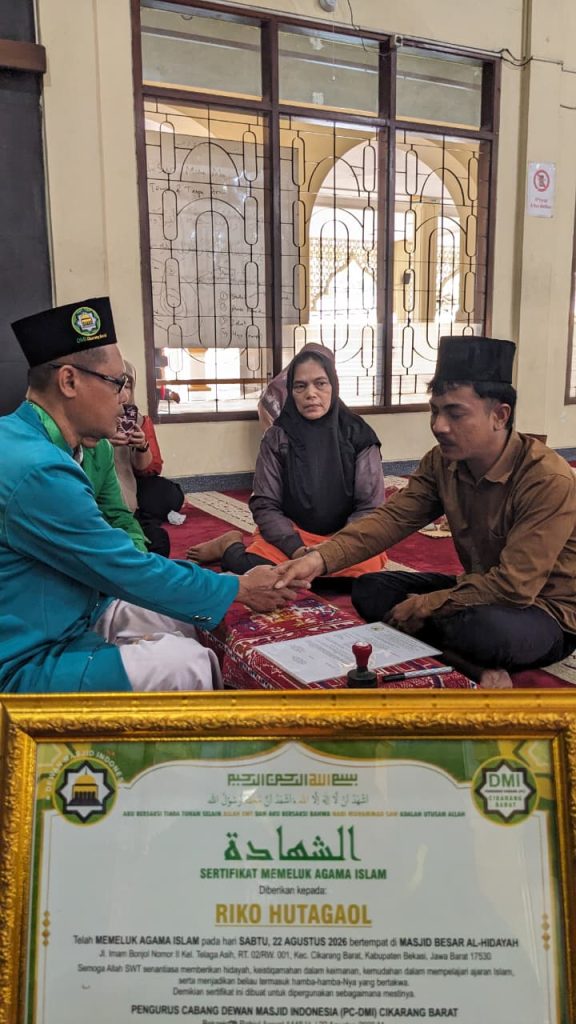 Ikrar Syahadat di Masjid Besar Al-Hidayah: Sdr. Riko Hutagaol Jadi Mualaf Didampingi DMI Cikarang Barat