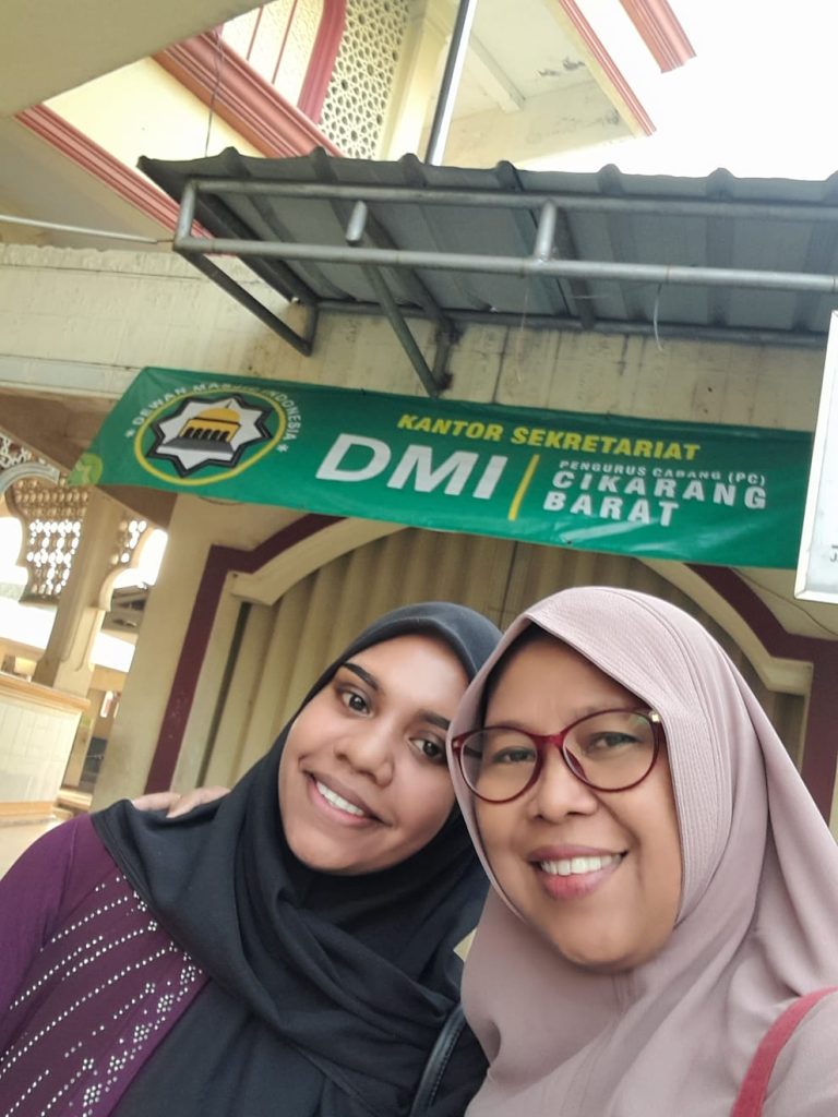 Menjaga Hidayah Pasca-Syahadat: Langkah Tekun Elviana Dua Mijang Belajar Sholat Bersama DMI Cikarang Barat